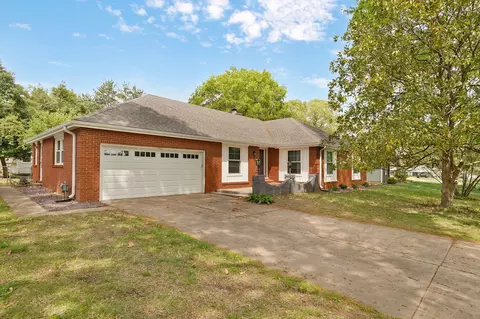 Exterior - 1919 E Meadow Dr, Springfield, MO 65804 photo 2 of 4