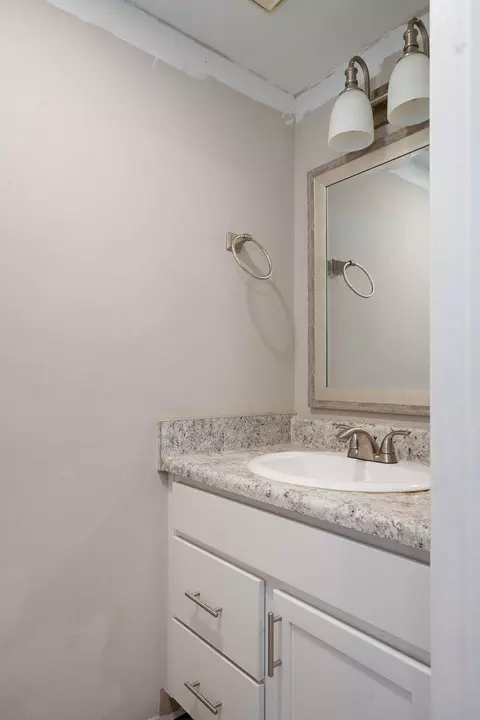 Bath - 1919 E Meadow Dr, Springfield, MO 65804 photo 3 of 3