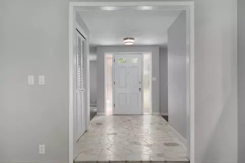Entry Way - 1919 E Meadow Dr, Springfield, MO 65804 photo 2 of 3