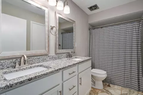 Bath - 1919 E Meadow Dr, Springfield, MO 65804 photo 2 of 3