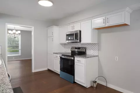 Kitchen - 1919 E Meadow Dr, Springfield, MO 65804 photo 2 of 3