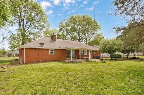 Exterior - 1919 E Meadow Dr, Springfield, MO 65804 photo 4 of 4