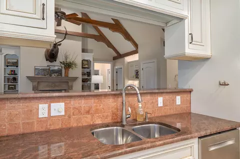 Kitchen - 4538 E Peachtree Cir, Springfield, MO 65809 photo 6 of 6