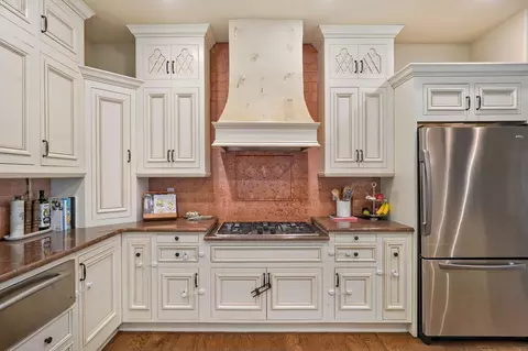 Kitchen - 4538 E Peachtree Cir, Springfield, MO 65809 photo 4 of 6