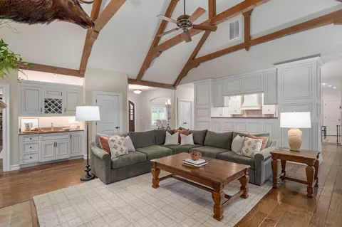 Living - 4538 E Peachtree Cir, Springfield, MO 65809 photo 4 of 5