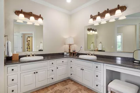 Bath - 4538 E Peachtree Cir, Springfield, MO 65809 photo 1 of 6