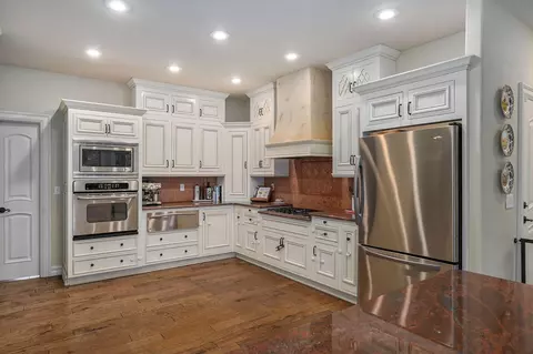 Kitchen - 4538 E Peachtree Cir, Springfield, MO 65809 photo 1 of 6