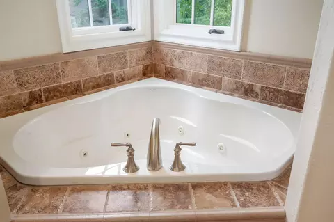 Bath - 4538 E Peachtree Cir, Springfield, MO 65809 photo 2 of 6