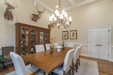 Dining - 4538 E Peachtree Cir, Springfield, MO 65809 photo 2 of 5
