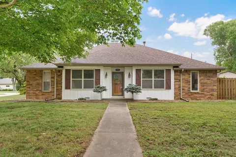 1062 Evans St, Springfield, MO 65810
