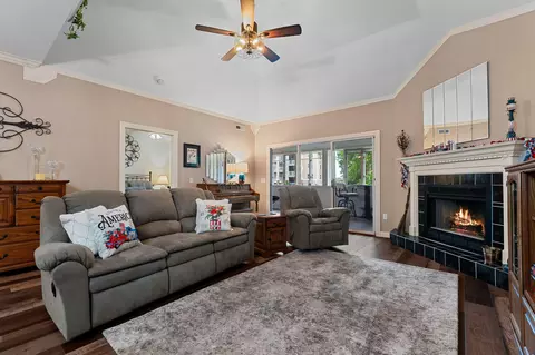 Living - 109 Oxford Dr #7, Branson, MO 65616 photo 2 of 4