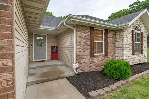 1105 W Scenic Hills Dr, Nixa, MO 65714