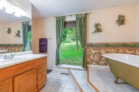 Bath - 208 Lafayette Ln, Branson, MO 65616 photo 3 of 4