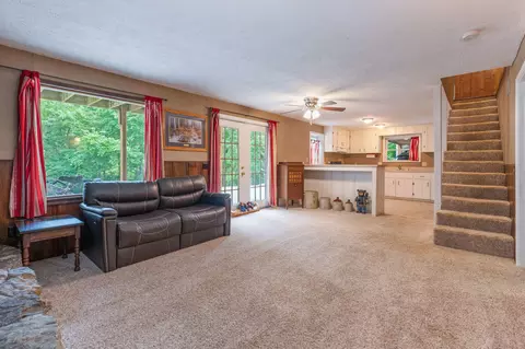 Living - 208 Lafayette Ln, Branson, MO 65616 photo 2 of 3