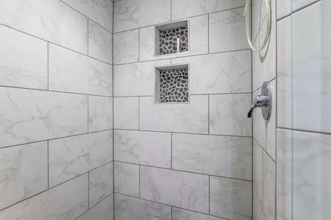 Bath - 208 Lafayette Ln, Branson, MO 65616 photo 2 of 4