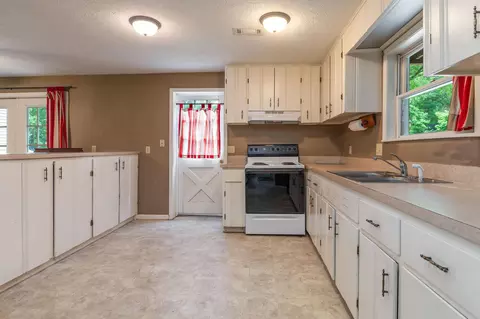 Kitchen - 208 Lafayette Ln, Branson, MO 65616 photo 3 of 5