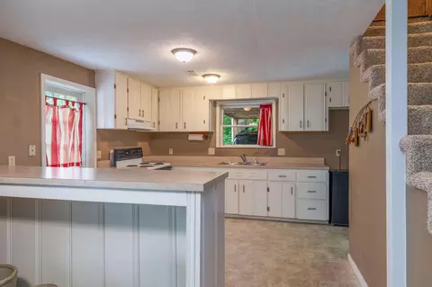 Kitchen - 208 Lafayette Ln, Branson, MO 65616 photo 4 of 5