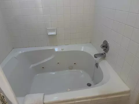 Bath - 150 W Rockford Dr #E2, Branson, MO 65616 photo 2 of 4