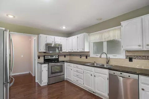 Kitchen - 2157 E Cherryvale St, Springfield, MO 65804 photo 2 of 3