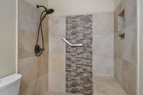 Bath - 2157 E Cherryvale St, Springfield, MO 65804 photo 2 of 3