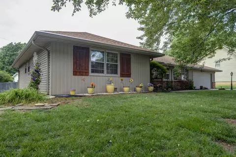 Exterior - 908 E Mentor St, Springfield, MO 65810 photo 4 of 5