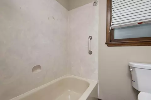 Bath - 908 E Mentor St, Springfield, MO 65810 photo 2 of 3