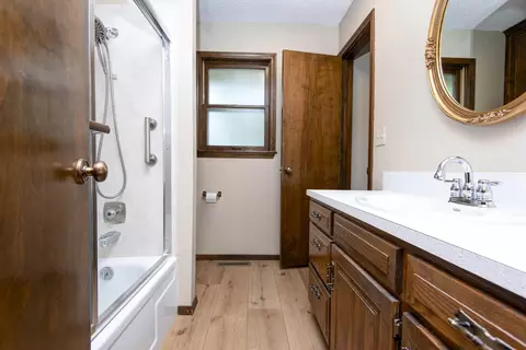Bath - 908 E Mentor St, Springfield, MO 65810 photo 3 of 3