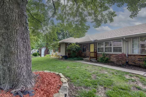 Exterior - 908 E Mentor St, Springfield, MO 65810 photo 2 of 5