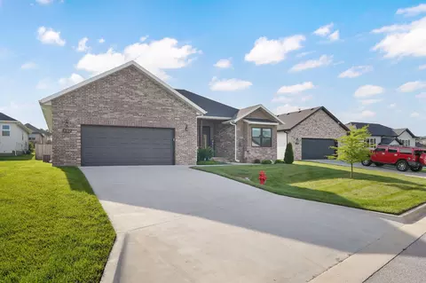 Exterior - 1102 S Strait Ave, Ozark, MO 65721 photo 2 of 9