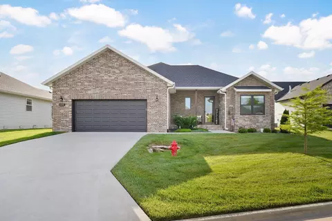 1102 S Strait Ave, Ozark, MO 65721