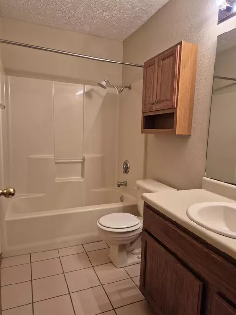 Bath - 3467 S Doris Ave, Springfield, MO 65807 photo 1 of 2