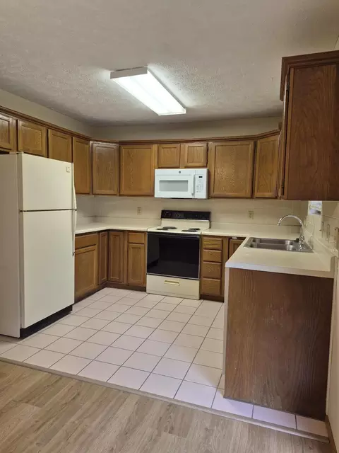 Kitchen - 3467 S Doris Ave, Springfield, MO 65807 photo 2 of 2