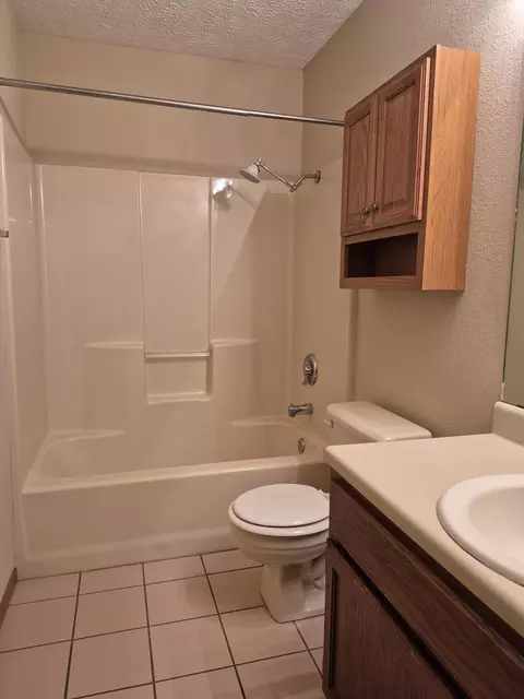 Bath - 3467 S Doris Ave, Springfield, MO 65807 photo 1 of 1