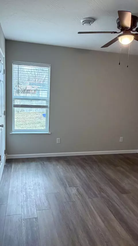 Bedroom - 913 W Della St, Springfield, MO 65803 photo 3 of 3