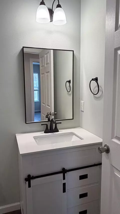 Bath - 913 W Della St, Springfield, MO 65803 photo 1 of 2