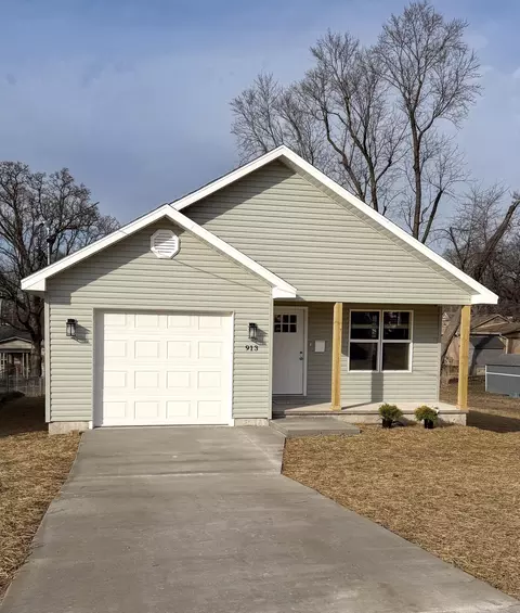 Exterior - 913 W Della St, Springfield, MO 65803 photo 4 of 5