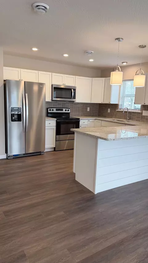 Kitchen - 913 W Della St, Springfield, MO 65803 photo 3 of 8