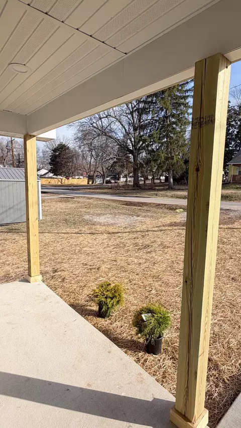 Exterior - 913 W Della St, Springfield, MO 65803 photo 3 of 5