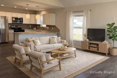 Living - 913 W Della St, Springfield, MO 65803 photo 2 of 2