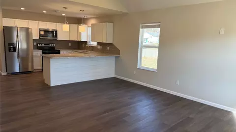 Living - 913 W Della St, Springfield, MO 65803 photo 1 of 2