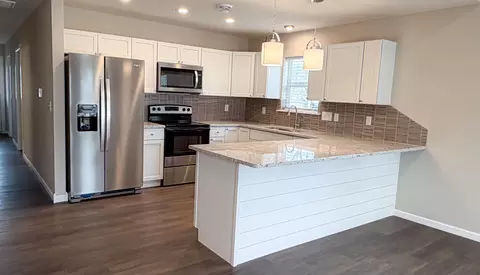 Kitchen - 913 W Della St, Springfield, MO 65803 photo 2 of 8