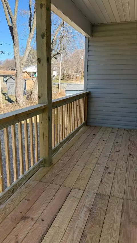 Exterior - 913 W Della St, Springfield, MO 65803 photo 5 of 5