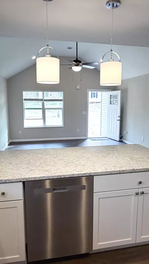 Kitchen - 913 W Della St, Springfield, MO 65803 photo 7 of 8