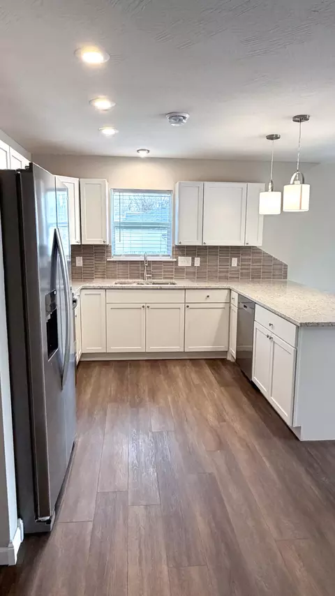 Kitchen - 913 W Della St, Springfield, MO 65803 photo 4 of 8