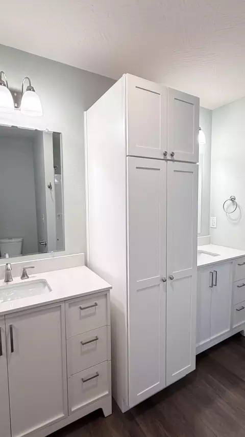 Bath - 913 W Della St, Springfield, MO 65803 photo 2 of 2