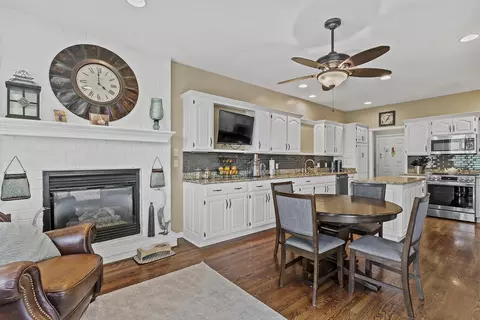 Kitchen - 4884 E Kingwood Ct, Springfield, MO 65809 photo 4 of 8