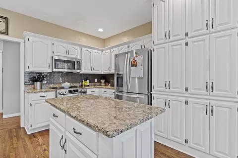 Kitchen - 4884 E Kingwood Ct, Springfield, MO 65809 photo 6 of 8