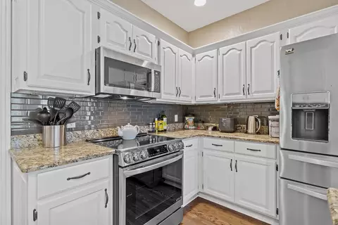 Kitchen - 4884 E Kingwood Ct, Springfield, MO 65809 photo 3 of 8
