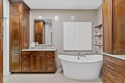 Bath - 4884 E Kingwood Ct, Springfield, MO 65809 photo 1 of 5