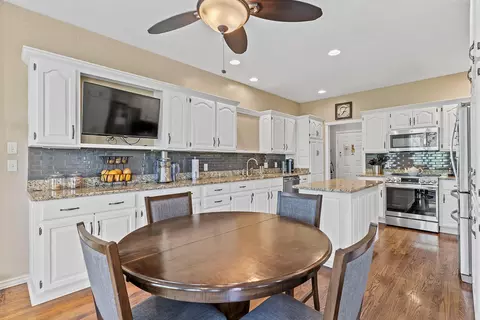 Kitchen - 4884 E Kingwood Ct, Springfield, MO 65809 photo 2 of 8